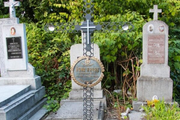 На Янівському цвинтарі у Львові відновили могили двох старшин УГА