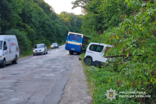 На Тернопільщині рейсовий автобус потрапив у ДТП: Постраждали водії