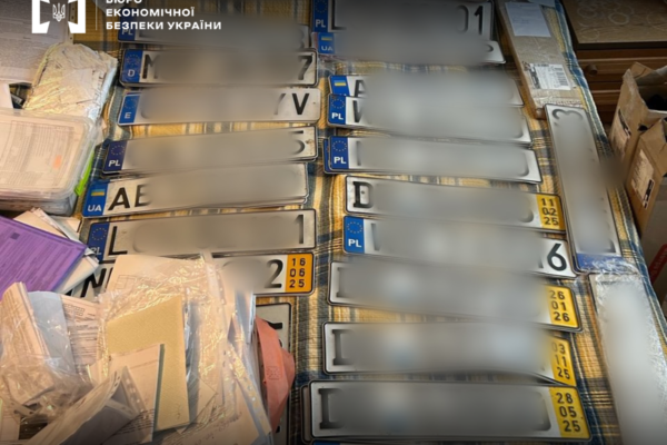 БЕБ на Буковині викрило ділків, що торгували ввезеними в якості гумдопомоги автівками