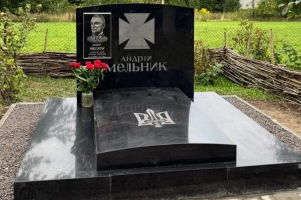На Львівщину з Люксембурга привезли надгробну плиту з могили голови Проводу ОУН Андрія Мельника