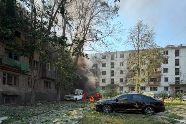 Загорілися автівки і пошкоджені будинки: Агресор вдарив КАБом по Запоріжжю