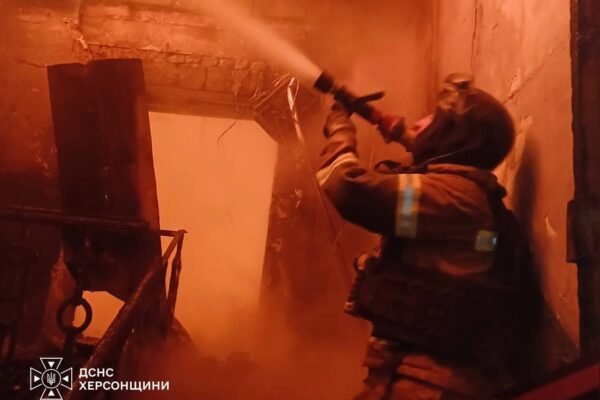 У Херсоні через удар БпЛА палав двоповерховий будинок