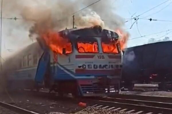 Агресор вдруге атакував поїзд на Одещині і влучив у поїзд на Харківщині: Загинула жінка