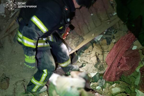 Росіяни вдарили по Краматорську: Під завалами будинку виявили тіло загиблого та фрагменти ще однієї людини