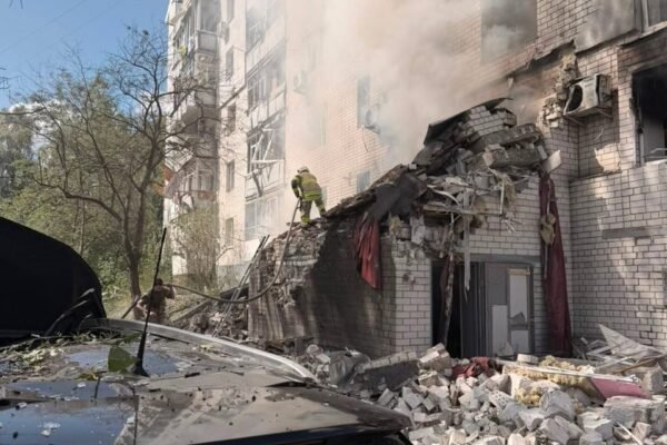 Ворог серед дня вдарив дроном по багатоповерхівці у Чернігові, щонайменше 14 поранених