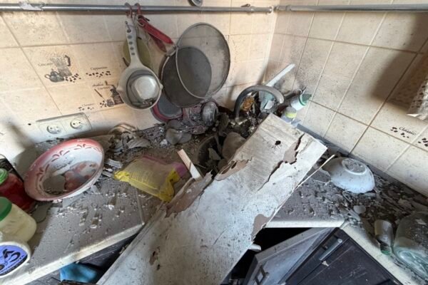 Через удар по багатоповерхівці в Херсоні поранено двоє людей