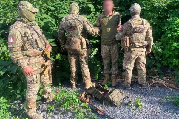 У Хмельницькому на вокзалі затримали озброєного військового у СЗЧ
