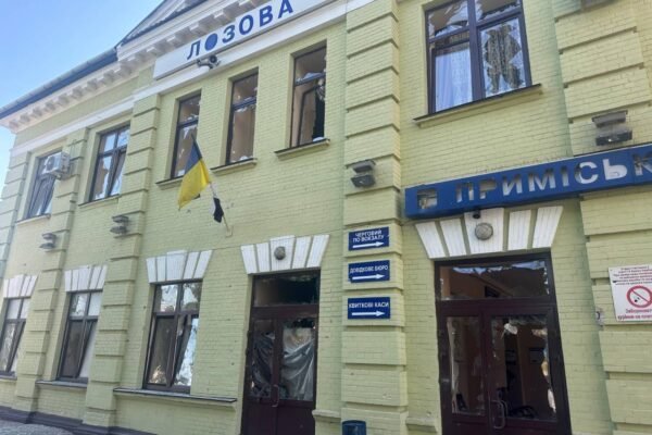 Через удар по залізничній станції у Лозовій тимчасово призупинено рух потягів