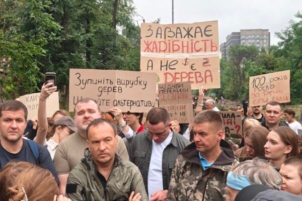 У Києві люди вийшли на вулицю через вирубку сторічних дубів заради прокладання теплотраси