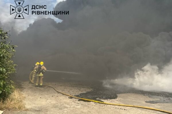 Два потужні вибухи, а потім масштабна пожежа: На Рівненщині горить підприємство