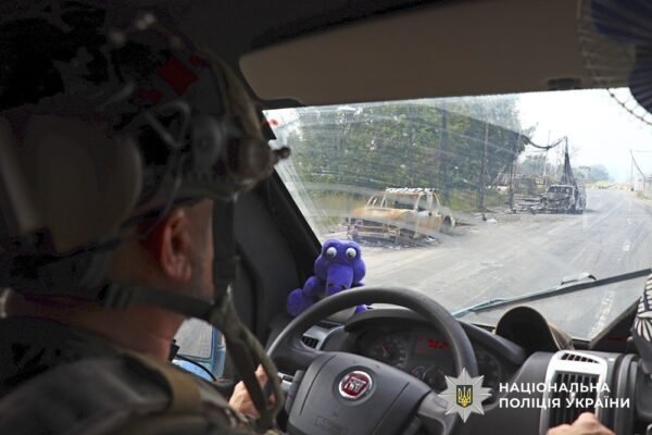 “Білі янголи” врятували з-під обстрілів трьох людей у Дружківці
