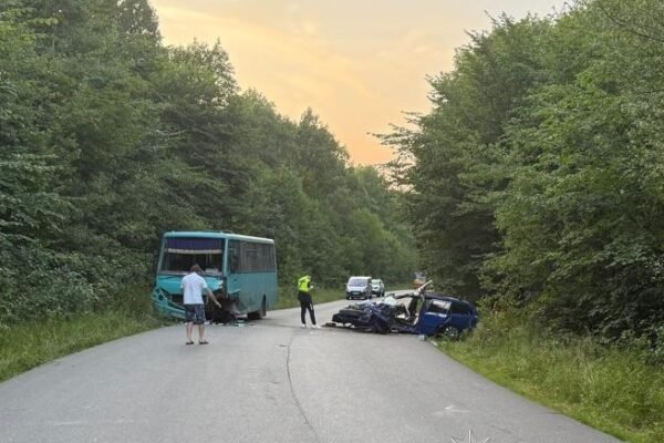Внаслідок зіткнення автобуса та легковика на Львівщині постраждало 11 людей