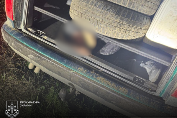 Заховав у багажнику: На Буковині правоохоронець намагався допомогти чоловіку незаконно перетнути кордон з Молдовою