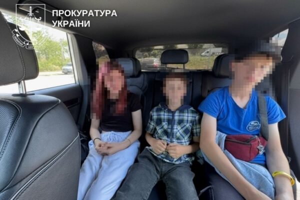 На Рівненщині жінка віддала трьох дітей для жебракування, а доньку використовувала й для торгівлі наркотиками
