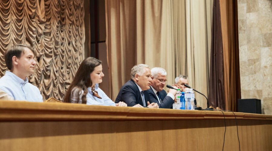 Ігор Жовква та Валерій Копійка під час зустрічі зі студентами КНУ