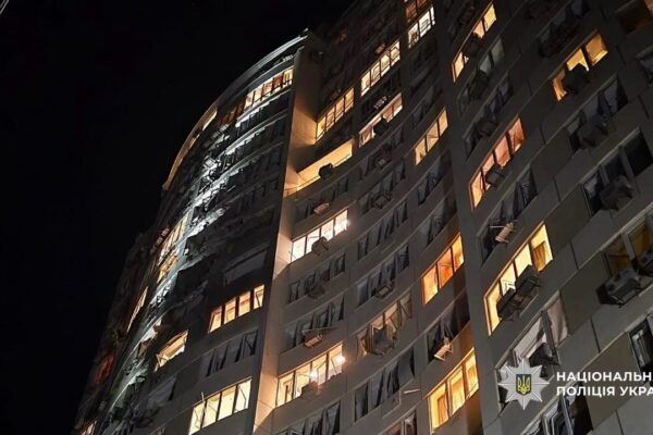 Внаслідок влучання у багатоповерхівку в Одесі поранені 17 людей, серед них діти