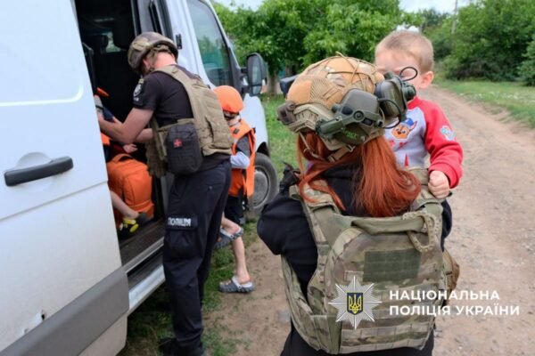 З 5 населених пунктів Донеччини за добу евакуювали 57 дітей, – поліція