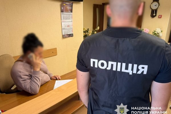 На Харківщині викрили злочинну групу, яка ошукувала пенсіонерів та продавала їхні землі