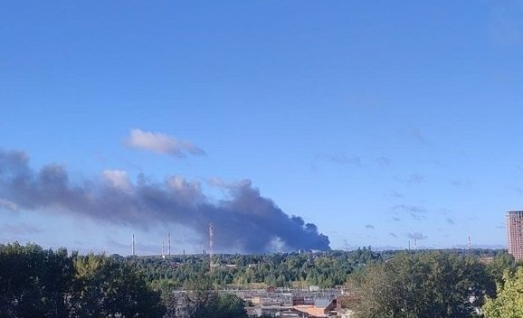 Безпілотники атакували Рязанський НПЗ: Виникла сильна пожежа (ВІДЕО)