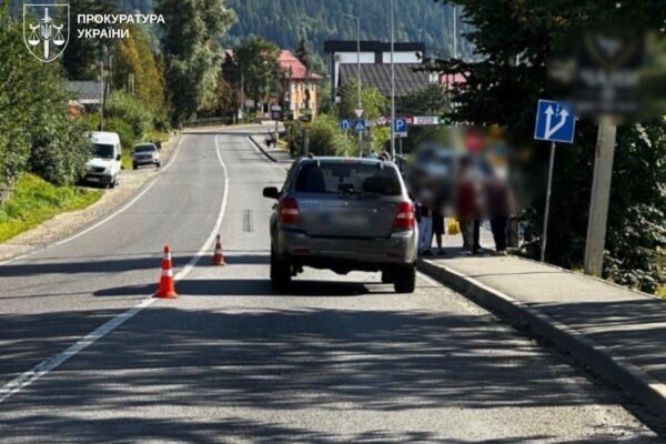 На Прикарпатті 43-річний закарпатець збив на тротуарі двох 12-річних дівчат – його взяли під варту