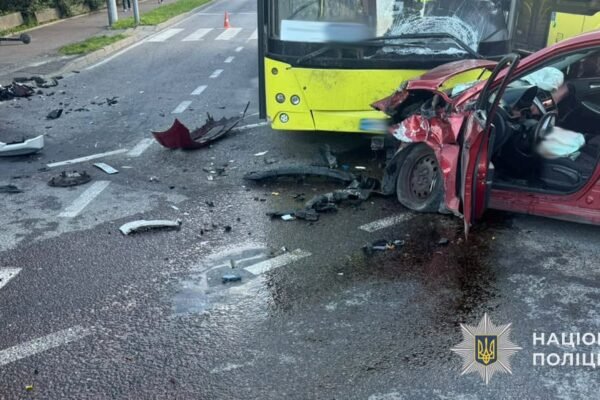 У Львові сталася потрійна ДТП за участі двох легковиків та автобуса