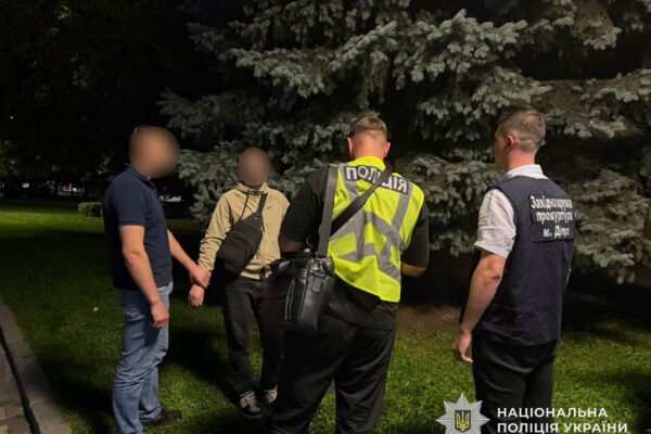 За кордон за 5 тисяч доларів: На Дніпропетровщині викрили організатора схеми