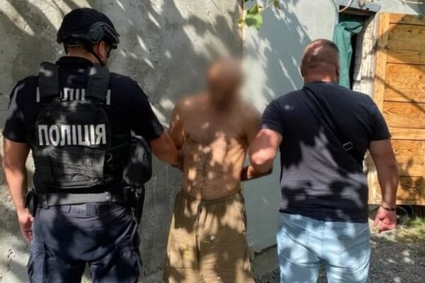 Збував метамфетамін просто з дому: На Закарпатті затримали наркоторговця