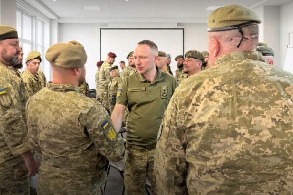 Прибули прямо з фронту: Драпатий зустрівся з головними сержантами бойових підрозділів