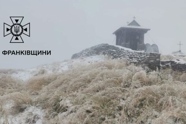 У високогір’ї Карпат уже мінусова температура – туристів закликають тепло одягатися