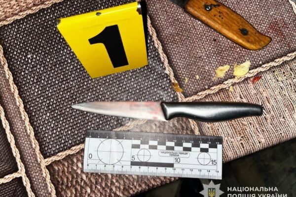 На Львівщині 64-річний чоловік під час побутового конфлікту поранив ножем власного сина
