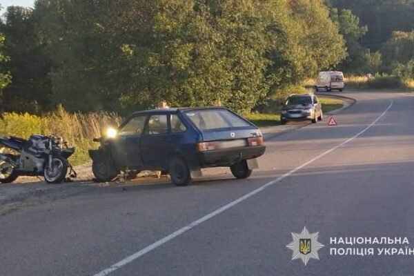 Неподалік Львова внаслідок зіткнення з автомобілем травмувався мотоцикліст