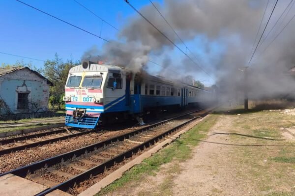 Росіяни атакували дроном електричку на Харківщині: Є важкопоранені