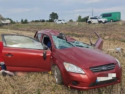 На Кіровоградщині легковик вилетів з траси у кювет: Трьох людей госпіталізували