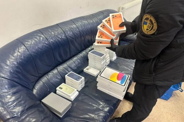 Львівські митники з прикордонниками виявили у рейсовому автобусі приховану техніку Apple на 2,4 млн грн