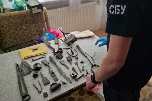 Мешканець Тернопільщини намагався вивезти з України предмети старовини