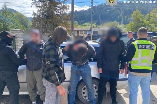 Через гори за кордон за 5 тисяч доларів: На Прикарпатті затримали 23-річного переправника