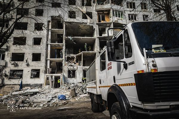 Ворожий удар по багатоповерхівці у Харкові: Працівники ДСНС завершили рятувальні роботи