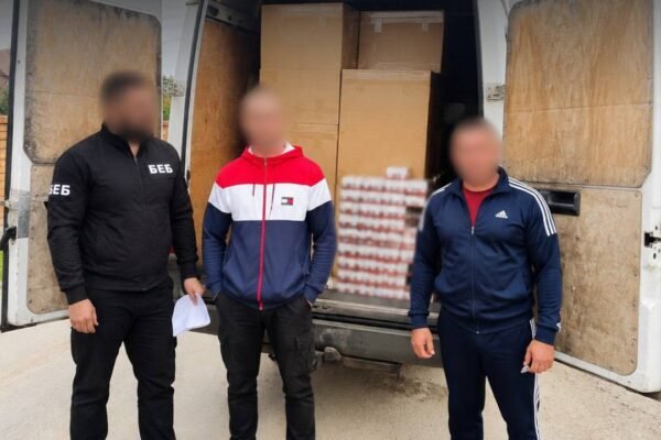 Упіймали на гарячому: На Буковині БЕБ запобігло контрабанді контрафактних сигарет