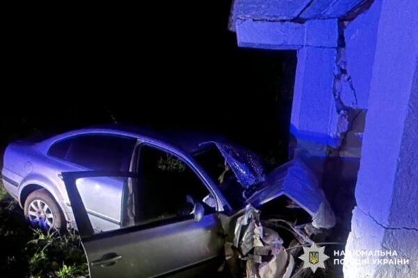 На Буковині п’яний водій врізався у зупинку громадскього транспорту: Одна людина загинула