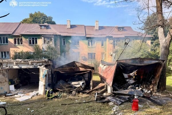Ворог вдарив по Дніпру: Спалахнула пожежа