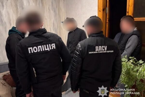 На Львівщині співробітницю міграційної служби зі спільником спіймали на переправленні ухилянтів