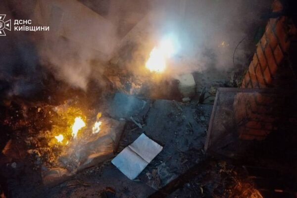 Горіли склади, будинки і автомобілі: Київщина знову опинилися під обстрілами