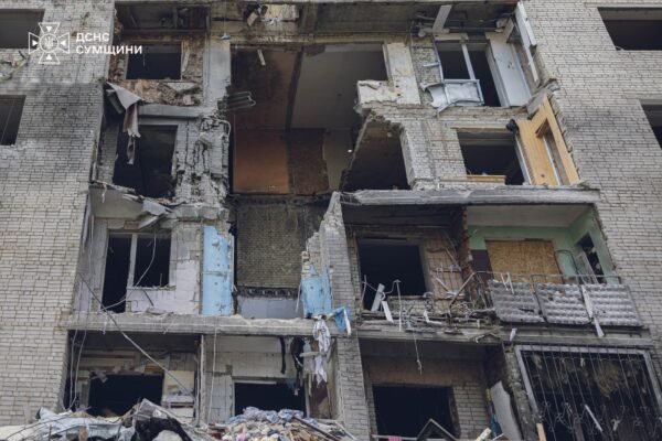 У Сумах КАБ прилетів по багатоповерхівці, на Вінниччині ворог атакував залізницю