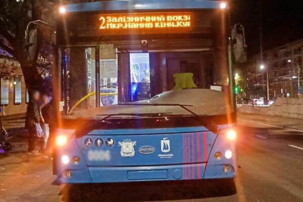 У Миколаєві підліток влаштував стрілянину у тролейбусі