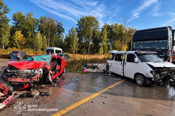 На Житомирщині сталася автотроща за участі двох вантажівок і двох легковиків