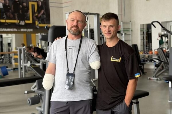 Мріє знову сісти за кермо: У Львові допомагають відновитися воїну, який втратив обидві руки