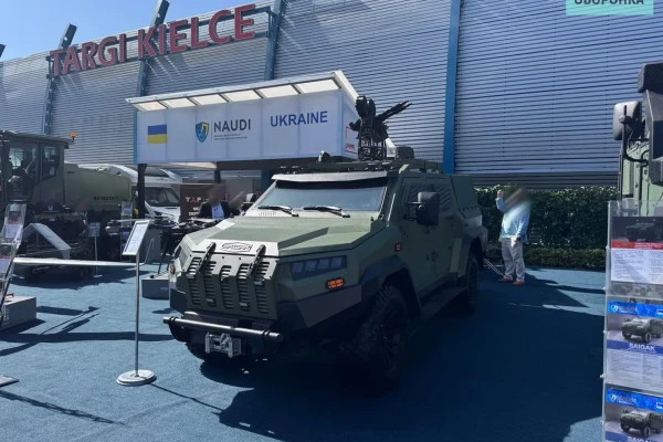 В “Українській бронетехніці” представили дві нові бронемашини “Сайгак-1” та MRAP “Варта 3”