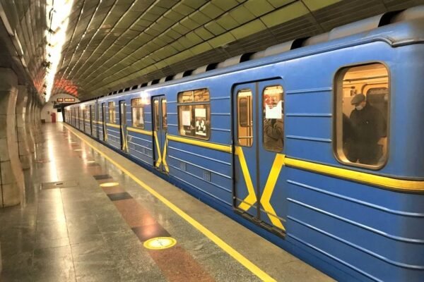 Київський метрополітен закупить стільці для використання під час повітряних тривог