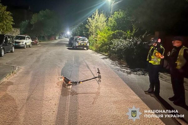 У Хмельницькому 12-річний хлопчик на самокаті збив 8-річного