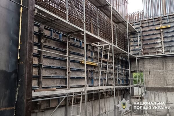 На Хмельниччині внаслідок падіння з 10-метрової висоти загинув робітник